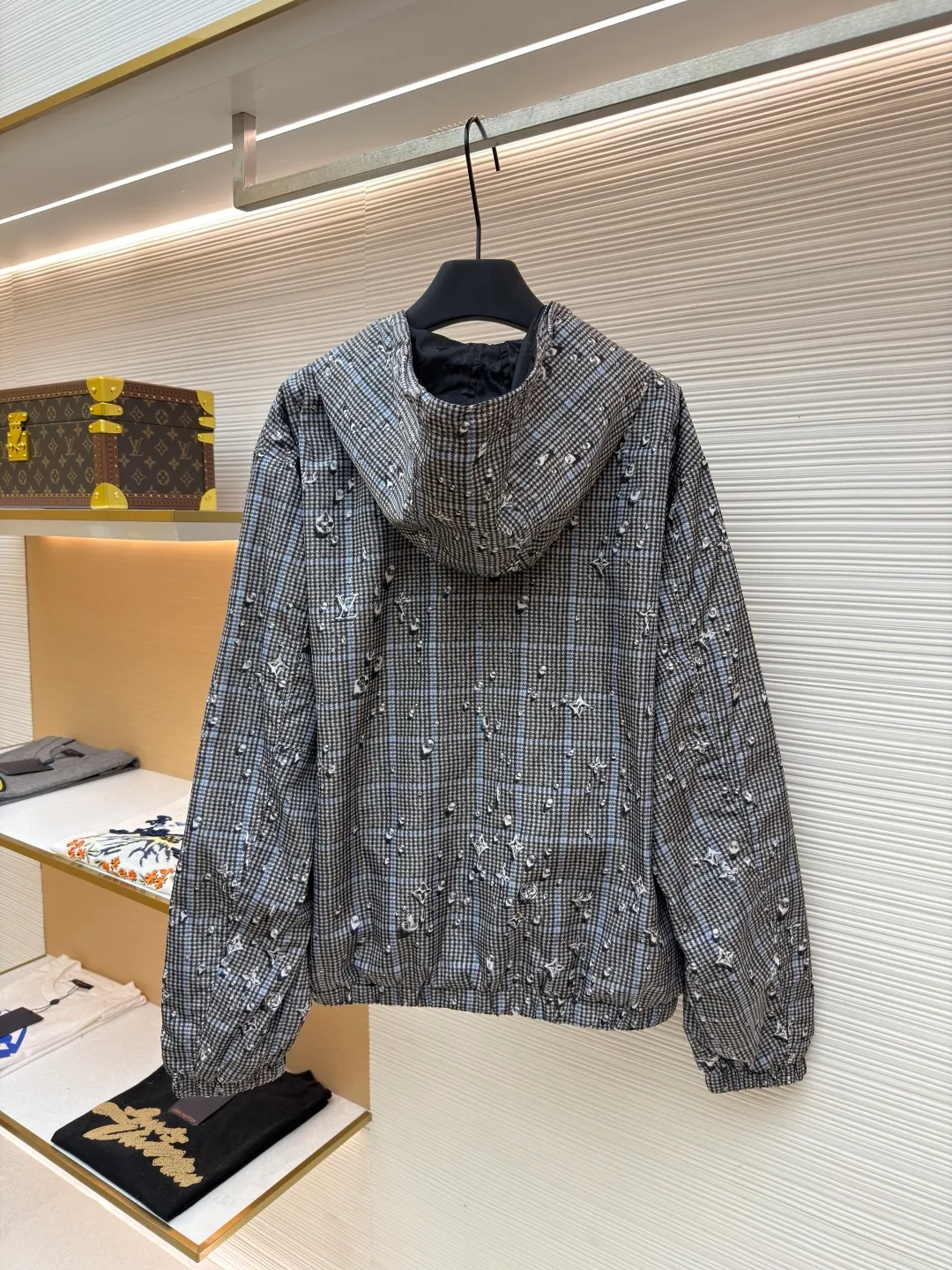 LOUIS VUITTON double-sided hooded raindrop printed windproof jacket ●Original version: 23999 purchase and development ●Item number: 1681911-B40 ●Fabric: nylon fabric ●Technology: printing production ●Color: gray ●Version: fitted version ●Weight: about 460 grams ●Size: S-M-L-XL ●Description: This lightweight double-sided windproof jacket presents two different styles: a vivid Monogram Waterdrop on one side The print consists of playful Monogram logos raining down on elegant Prince of Wales check. The other side is a timeless dark color, complemented by a subtle monogram jacquard in the same color. Easy to store, it's the perfect choice for a cozy weekend in the countryside or a rainy stroll in the city. Body: 100% polyester; Lining: 100% nylon; Other: 100% cotton, Drawstring hood Elasticized cuffs and hem Logo printed at outer side, jacquard logo pattern at inner side Zip at front Trim pockets. The overall wiring is straight and delicate, the fabric is comfortable and soft, and the color is consistent without color difference. It can be matched with the same style to create a fashionable look and control various occasions. Customized accessories, complete with three standards, same style for men and women!